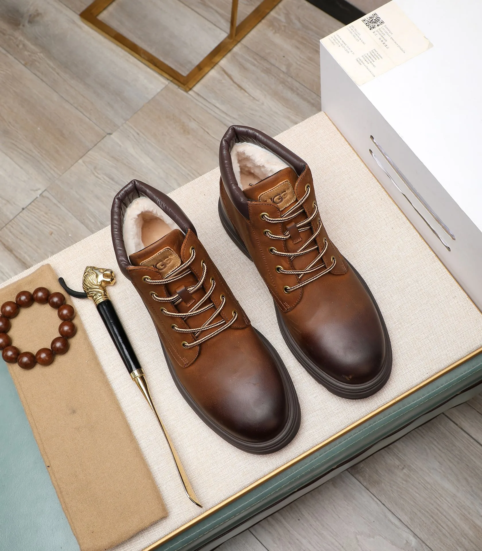 Men's men's shoes💰640 UGG (100% genuine wool lining, 10% off for fake ones) Please pay attention to the quality of the original order and compare the thickness of the wool🏮🏮Hot-selling UGG from Australia's warm luxury brand men's shoes, the official website is synchronized, Beckham men's style..., made of imported top-layer waxed cowhide, waxed toe cap, Australian real wool velvet lining Carefully sewn...Imported rubber Martin boots outsole (comfortable, soft and wear-resistant). I really like the quality..Exquisite workmanship. You can't put it down at first sight. Size 39-44